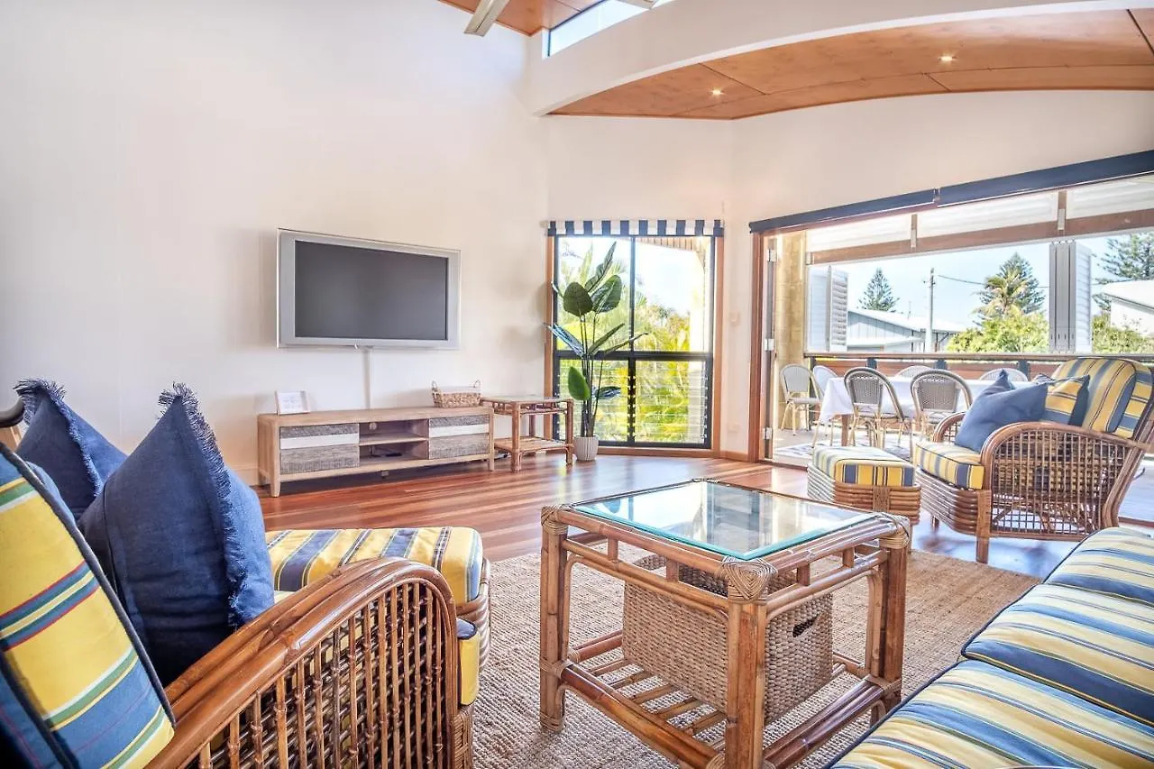 Coastal Getaway Across From Dicky Beach Caloundra Holiday home
